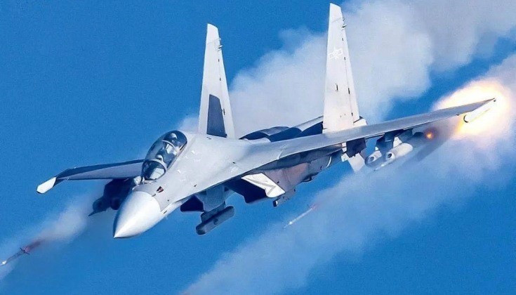 علاوة على ذلك، فإن عدم تصدير الصين لطائرة J-16 يثير تساؤلاً حول ما إذا كانت روسيا، الدولة التي صممت هيكل طائرة Su-27 في الأصل، ستطلب الموافقة. ولكن في ظل اعتماد موسكو المتزايد على الطائرات المسيرة الإيرانية في الصراع بأوكرانيا، فليس من المستبعد أن تقدم روسيا تنازلات. 13.jpg