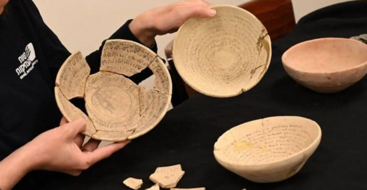Known as “magic bowls,” these bowls were inscribed with spells and curses in Hebrew and Babylonian-Aramaic, and were used to ward off curses, ward off evil spirits and diseases, and were often placed under the floor for protection. Photo: @IAA. 3-7021.png