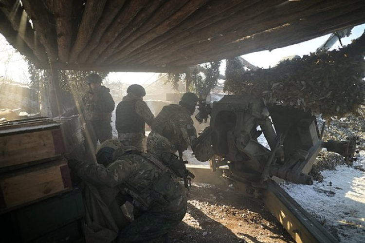 Lo que hizo sentir aún más claramente la atmósfera de la guerra inminente fueron los movimientos del ejército ruso en la ciudad de Lyptsi. Anteriormente, sólo habían desplegado pequeños grupos de infantería para hostigar la zona, pero recientemente llevaron a cabo de repente una incursión mecanizada del tamaño de una compañía, movilizando tanques, vehículos de combate de infantería y motocicletas de combate. Foto: RIA Novosti tj6-anh-ria-novosti.png