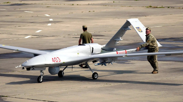 9月初旬、ウクライナ海軍は黒海でTB-2を用いてロシアの空挺部隊を乗せた高速艇を攻撃したと発表した。公開された映像には、無人機のカメラから捉えられたおなじみの映像が映っており、バイラクタルがもはや単なる偵察任務ではなくなったことが確認された。これは重要な節目であり、TB-2が数ヶ月ぶりに攻撃任務に復帰したことを意味する。 1-anh-the-war-zone.jpg