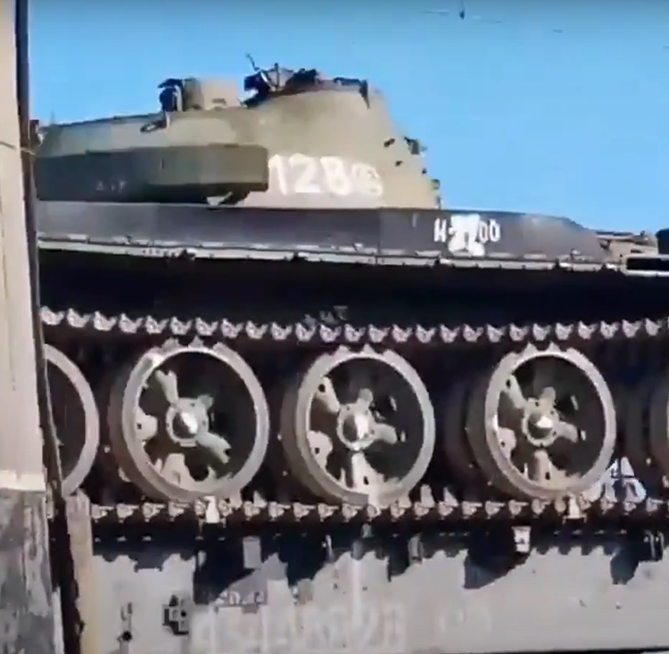 Militäranalysten weisen darauf hin, dass der T-62 für die moderne Panzerkriegsführung, bei der fortschrittliche Feuerkraft, Sensoren und Schutz entscheidend sind, nicht geeignet ist. Stattdessen wird der Panzer häufig in sekundären Rollen eingesetzt, beispielsweise zur Feuerunterstützung gegen leicht gepanzerte Fahrzeuge, Befestigungen und Infanteriestellungen. Foto: @19FortyFive. 10.png
