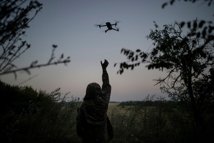 A Rússia acusou a Ucrânia de alvejar deliberadamente áreas civis e afirmou que aumentaria sua defesa aérea para proteger civis. No entanto, observadores internacionais afirmam que a linha entre alvos militares e civis no conflito está se tornando cada vez mais tênue. 6-158.jpg