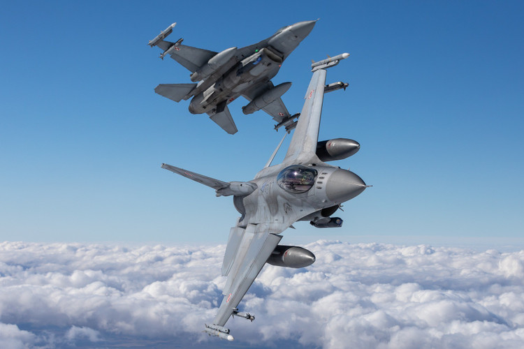 Both the Su-27 and Su-24M flew without submitting flight plans, turned off their transponders, and maintained flight paths close to the Baltic Air Defense Identification Zone. This behavior is not new, but in the current tense situation, it is seen as a “probing” by NATO, forcing the alliance to deploy its most elite forces. 3-anh-the-war-zone.jpg