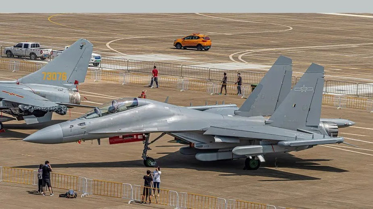 عند وضعها بجوار رادار AN/APG-81 الخاص بطائرة F-35 - والذي يبلغ نصف حجمه تقريبًا - تتضح ميزة J-16 بشكل أكبر. بالإضافة إلى ذلك، هذه المقاتلة مطلية أيضًا بمواد تشتيت الرادار، ولها هيكل مركب، وتدمج خطوط نقل بيانات حديثة - وهي تقنيات موروثة من برنامج مقاتلة الشبح J-20. 7.jpg