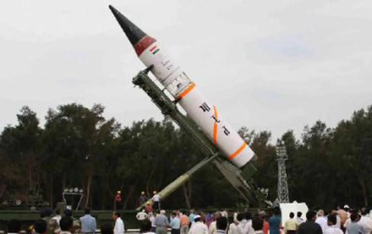 L'Agni-5 est capable de frapper des cibles stratégiques telles que des postes de commandement, des bunkers et des infrastructures militaires avec une grande précision. Bien que l'Inde maintienne une politique de « non-recours en premier », cette capacité renforce la dissuasion globale tout en créant une ambiguïté stratégique, obligeant les adversaires à redoubler de prudence. 8.jpg