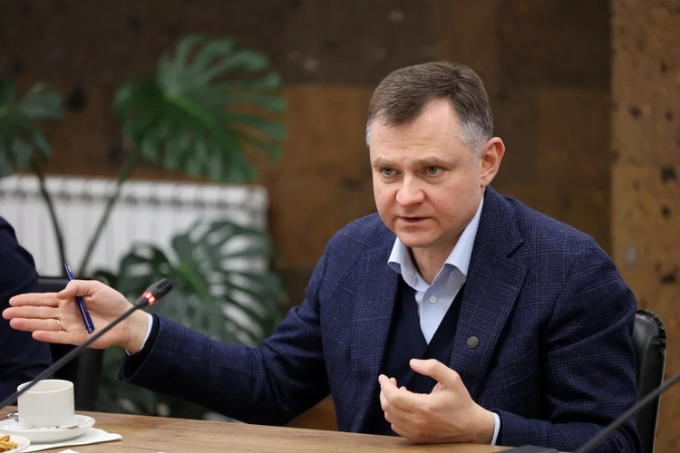 O governador em exercício de Rostov, Yuri Slyusar, disse que os destroços do UAV abatido caíram sobre um prédio de apartamentos, incendiando o telhado e forçando 15 moradores a fugirem de suas casas. 2-anh-wikipedia.jpg