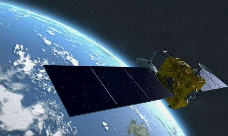 Les systèmes satellitaires opèrent hors de portée des armes conventionnelles, assurant la continuité des opérations lorsque les réseaux terrestres sont perturbés par une cyberattaque, une guerre électronique ou une destruction. De plus, les systèmes spatiaux facilitent le maintien de canaux de commandement et de contrôle sécurisés, contribuant ainsi à la coordination de forces dispersées sur un champ de bataille en constante évolution. 7-4396.jpg