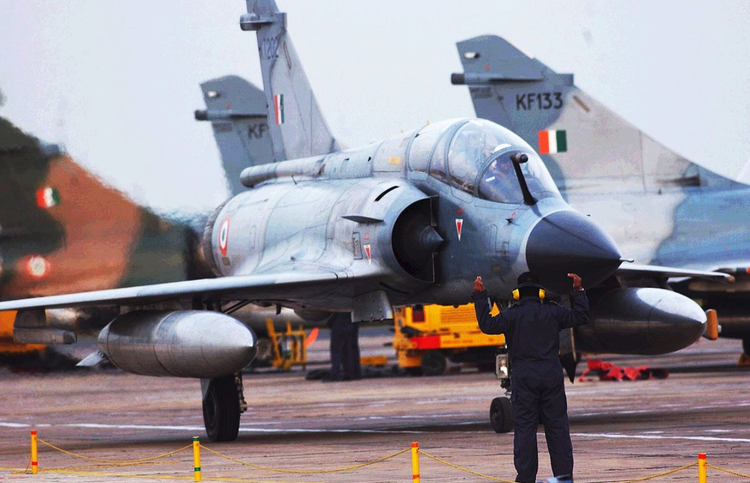 2025年2月、フランスのセバスティアン・ルコルニュ国防相は、ミラージュ2000戦闘機数機をキエフに移転すると発表した。パリが何機の航空機を供与する予定かは明らかにしなかったが、報道によると、その数は最大6機になる可能性があるという。写真:@ Fly a jet fighter 12-8469.png