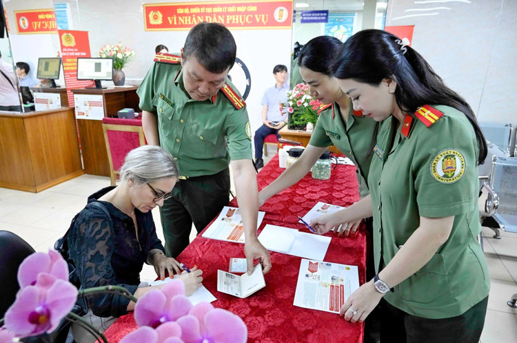 Người nước ngoài tại Việt Nam bắt đầu được cấp tài khoản định danh điện tử mức độ 2 từ ngày 1/7. (Ảnh: Nam Kiên) a08-dinh-danh-nuoc-ngoai-3jpg-1751428553794.jpg