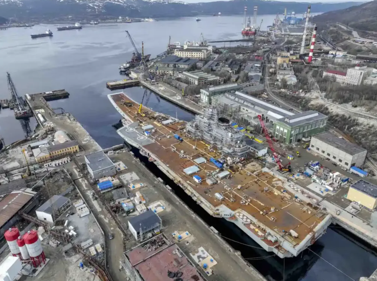В начале июля 2025 года российское издание «Известия» сообщило, что рассматривается возможность вывода из эксплуатации единственного авианосца ВМФ России «Адмирал Кузнецов» после того, как ремонт и модернизация корабля были приостановлены на некоторое время. Фото: @ Aero News Journal. 1-3503.png