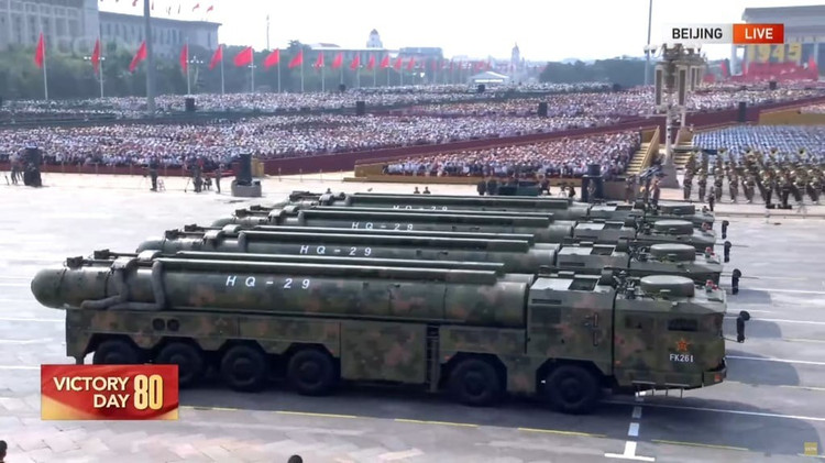 空軍力とミサイルに加え、もう一つの大きな目玉は「衛星破壊の盾」と称されるHQ-29防空システムの登場だ。CNAの分析によると、HQ-29は高度500キロメートルまでのミサイルを迎撃可能で、空を守るだけでなく、紛争発生時には敵の監視衛星や通信衛星を無力化することもできる。 8.jpg