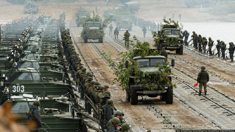 Además de desplegar decenas de miles de soldados y equipo militar, Moscú también instaló sistemas de guerra electrónica en los bosques y en los postes eléctricos a lo largo de la línea del frente. Los observadores dicen que esta medida tiene como objetivo neutralizar los ataques de vehículos aéreos no tripulados ucranianos, una señal de que se acerca el riesgo de un conflicto importante. Foto de la ilustración: Reuters tj2-anh-minh-hoa-reuters.png