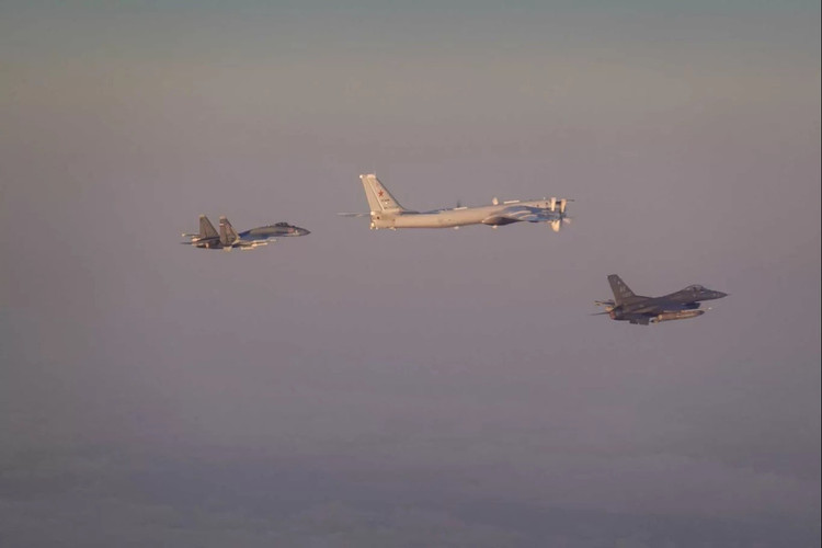 Pada tanggal 24 September, Komando Pertahanan Dirgantara Amerika Utara (NORAD) mengatakan bahwa pesawat tempur F-16 AS telah segera dikerahkan untuk mencegat formasi pesawat pengebom Tu-95MS dan pesawat tempur Su-35 Rusia di Zona Identifikasi Pertahanan Udara (ADIZ) Alaska - sebuah pertemuan yang meningkatkan kekhawatiran tentang meningkatnya ketegangan antara Washington dan Moskow di langit Arktik. 1-anh-army-recognition.jpg