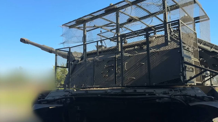 Images circulating on social media show a new 152mm 2S19M2 Msta-S self-propelled gun covered in a thick mesh cage. Photo: @defence-blog. 4-5470.png