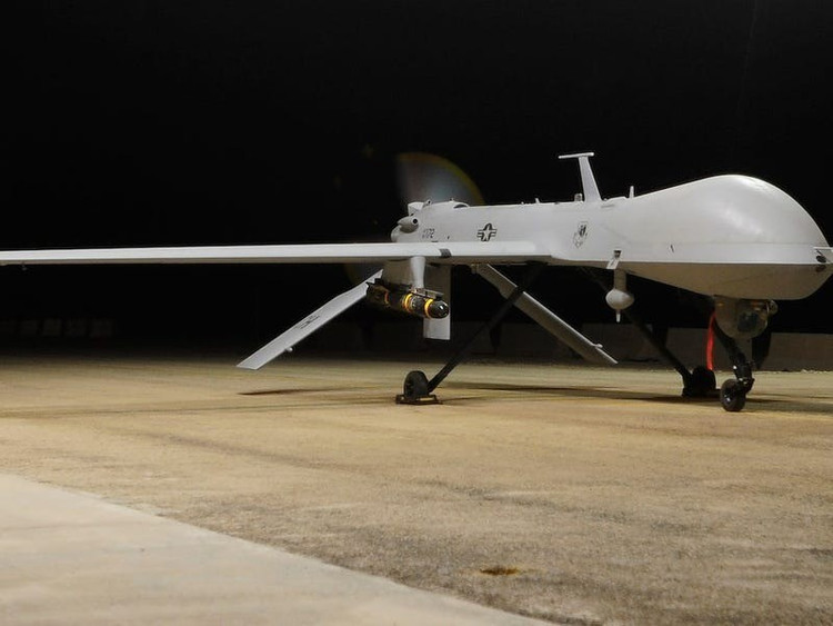 Pertanyaan besarnya adalah: mungkinkah menembak objek yang tidak teridentifikasi dengan jelas? Dalam lingkungan operasional Yaman, di mana UAV Houthi terus-menerus menyerang, keputusan ini mungkin didasarkan pada penilaian ancaman langsung, tetapi pada prinsipnya masih kontroversial. 9.jpg
