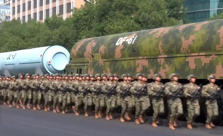 開発の最終段階にあるとされるミサイルDF-61も登場し、米国やロシアとともに核抑止力を維持する野心を示している。 3-910.jpg