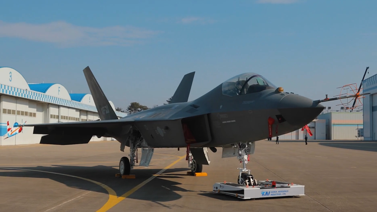 طائرة KF-21 مُجهزة بمحركين من طراز F414-400K من جنرال إلكتريك، وتصل سرعتها القصوى إلى 1.8 ماخ (ما يعادل 2220 كم/ساعة)، ويبلغ نصف قطرها القتالي حوالي 2400 كم، وحمولتها القصوى تصل إلى 7700 كجم. الصورة: @ArmyRecognition. 7-2287.png