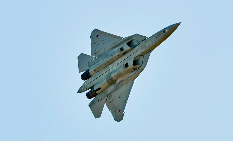 قد تُجهَّز الطائرة في نهاية المطاف بمحرك AL-41F1 القويّ فائق القدرة على المناورة، والذي يُوفِّر مجموعةً من الميزات الأخرى، بما في ذلك خاصية التحليق الفائق التي تُمكِّن الطائرة من البقاء خفيةً عند اقترابها من الأهداف عن بُعد. الصورة: @National Security Journal. 4.png