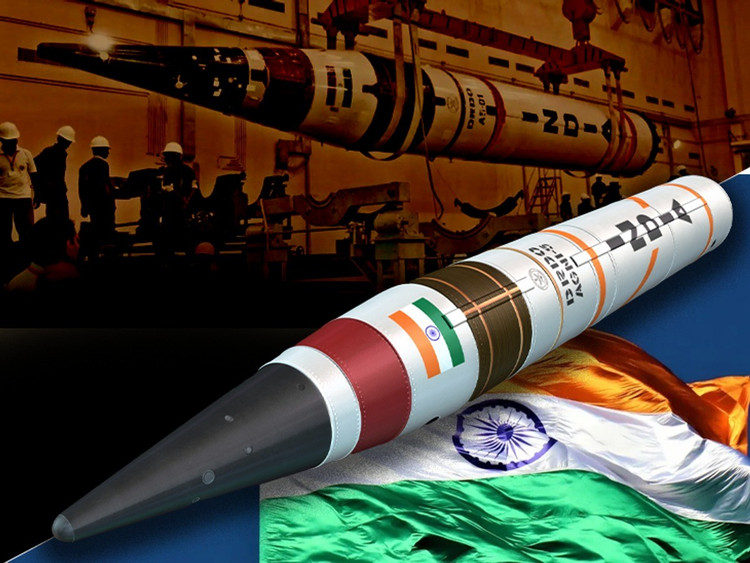 Le missile mesure environ 17,5 mètres de long, 2 mètres de diamètre et pèse 50 tonnes. Le point fort de l'Agni-5 réside dans sa structure mobile : il est placé dans un tube de lancement scellé monté sur un véhicule spécialisé, ce qui lui confère une grande flexibilité de déplacement et une disponibilité opérationnelle à court terme. Cette structure améliore non seulement la survivabilité de l'arme, mais facilite également son déploiement sur divers terrains. 3-anh-army-recognition.jpg