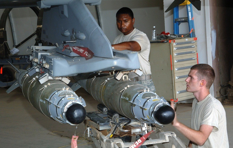 During one mission, a pilot dropped a JDAM on a low-flying UAV. The bomb exploded, creating a huge cloud of smoke, making the crew think the target had been destroyed. However, from the smoke, the UAV suddenly reappeared – a scene Causey described as “exactly like Star Wars”. 9.jpg