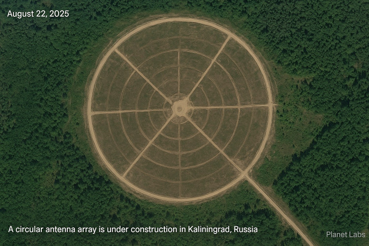 The Tochnyi Investigative Project, which monitors Russian military infrastructure, said the structure began construction in March 2023 and is now nearly complete. The group described it as a circular directional antenna array (CDAA), a type of system that was widely used by both the US and Russia during the Cold War to identify the source of radio waves. 2-anh-newsweek.jpg