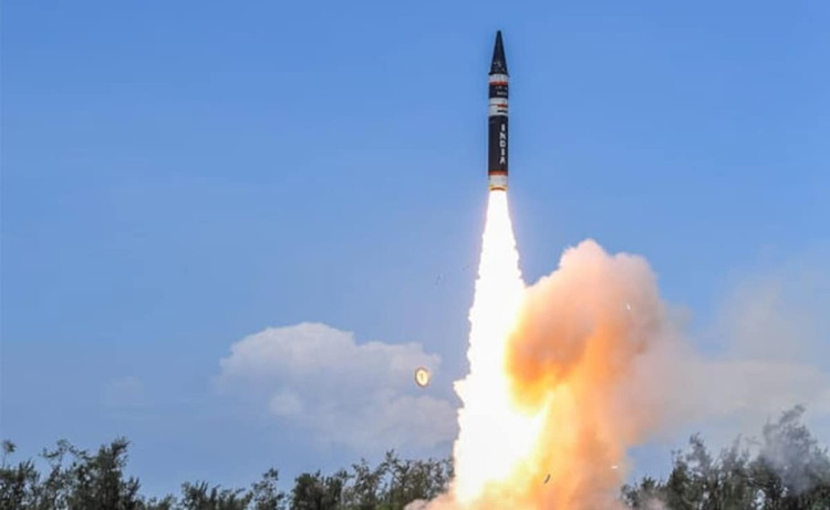 L'Agni-5 est le missile balistique le plus avancé de la série Agni. Il est équipé d'un moteur à propergol solide à trois étages et offre une portée de plus de 5 000 km. Grâce à cette capacité, l'Inde peut couvrir l'ensemble du continent asiatique, y compris les centres politiques, militaires et économiques de la Chine. 2-anh-wikipedia.jpg