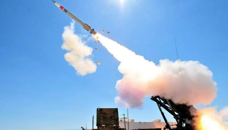 Según expertos militares, la principal razón de los problemas del Patriot reside en la constante modernización tecnológica y el ajuste de las tácticas de lanzamiento de misiles por parte de Rusia. Se dice que Moscú modificó la trayectoria de vuelo, aumentó la velocidad final y desplegó señuelos mediante radar, lo que dificulta que el sistema Patriot identifique a tiempo el objetivo real para interceptarlo. 3-anh-xcom.jpg
