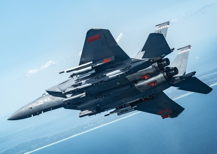 បន្ថែមពីលើ F-15E យន្តហោះ F-16C Viper និង A-10 Warthog ក៏ត្រូវបានអនុញ្ញាតឱ្យដាក់ពង្រាយ APKWS II ផងដែរ។ កងទ័ពជើងទឹកអាមេរិកគ្រោងនឹងបញ្ចូលវាទៅក្នុង F/A-18E/F Super Hornet នាពេលអនាគត។ ទោះជាយ៉ាងណាក៏ដោយ F-15E នៅតែត្រូវបានចាត់ទុកថាជាវេទិកាដ៏ល្អ ដោយសារគុណសម្បត្តិរបស់វានៅក្នុងបន្ទុក និងរយៈចម្ងាយឆ្ងាយ ដែលអាចរក្សាបណ្តាញការពារដែនអាកាសបានយូរជាងប្រភេទយន្តហោះចម្បាំងជាច្រើនទៀត។ 8-7322.jpg