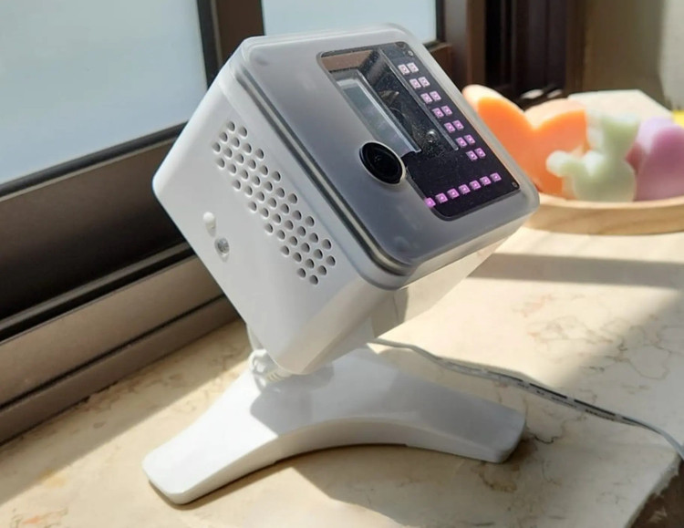 Thiết bị Bzigo Iris – robot AI nhận diện và đánh dấu muỗi bằng tia laser. tai-xuong.jpg