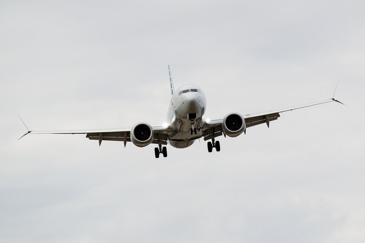 While flying alongside the photo plane, the 737 began firing flares—a basic infrared countermeasure to distract heat-seeking missiles. While this is common on fighter jets and military transport aircraft, it is extremely rare on a large VIP aircraft. 4-anh-the-war-zone.jpg