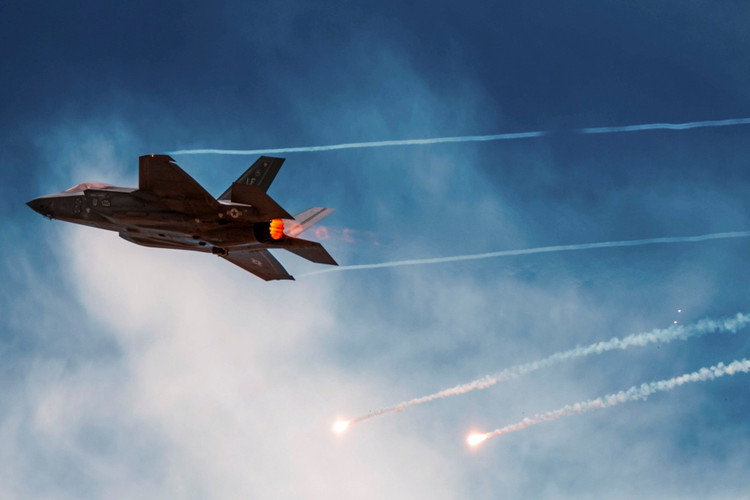 According to the 2026 procurement proposal submitted by the Pentagon to the US Congress and revealed by the media on June 10, the US Air Force plans to buy 24 F-35A stealth fighters produced by Lockheed Martin, halving the 48 aircraft set last year. 2-anh-defense-news.jpg