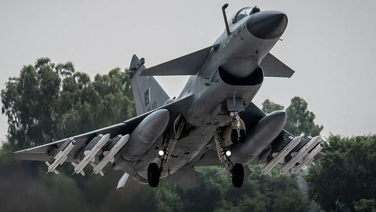 من المزايا التي تجعل طائرة J-16 مرشحة مثالية لإيران قدرتها على حمل صواريخ PL-XX، وهو نوع من الصواريخ كبير الحجم جدًا على طائرة J-10C. صُمم PL-XX خصيصًا لتدمير الأهداف الكبيرة مثل ناقلات النفط، وطائرات الإنذار المبكر، والقاذفات. في ظل استمرار إسرائيل في استخدام طائرات F-16 بشكل رئيسي، واعتمادها كليًا على التزود بالوقود جوًا عند مهاجمة إيران، فإن ظهور طائرات J-16 التي تحمل صواريخ PL-XX قد يُغير الوضع تمامًا في ساحة المعركة. 9.jpg