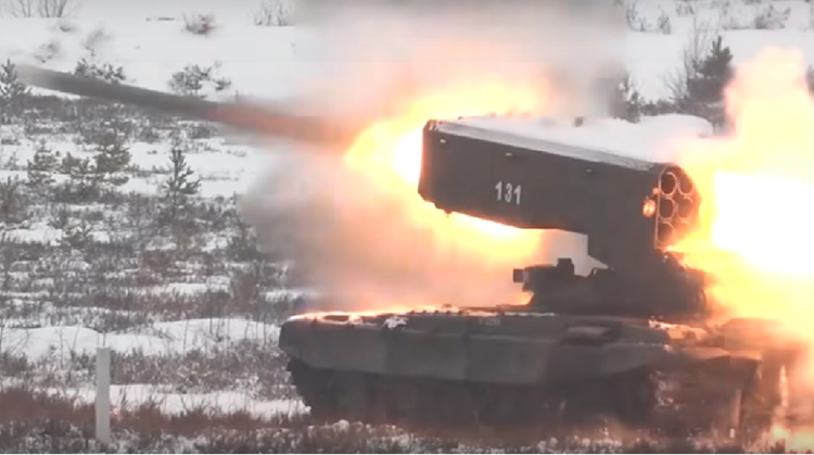 Cabe destacar que las fuerzas de reconocimiento ucranianas descubrieron que Rusia había enviado vehículos lanzallamas pesados TOS-1 a la línea del frente. Se trata de un arma extremadamente peligrosa, capaz de lanzar cohetes termobáricos con gran poder destructivo, creando ondas de choque lo suficientemente potentes como para derribar edificios y destruir a la infantería escondida en fortificaciones. Foto: RT tj5-anh-rt.png