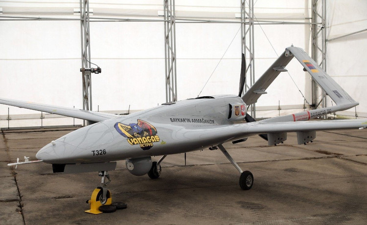 しかし、TB-2の栄光の日々は長くは続かなかった。ロシアは強力な電子戦能力と組み合わせた多層防空システムを迅速に導入した。パンツィリ-S1、ブーク-M2、トル-M2といった複合兵器は、低速で低空飛行するこの無人機を格好の標的とした。 5-anh-reuters.jpg