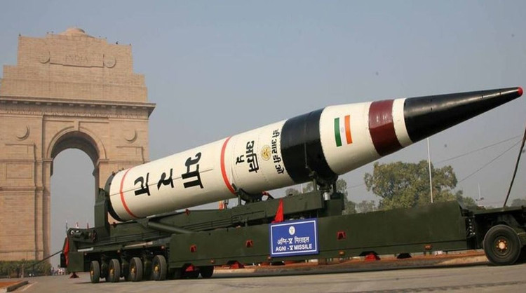 De plus, la présence navale croissante de la Chine dans l'océan Indien, conjuguée à ses liens étroits avec le Pakistan, crée une situation de « double front » pour l'Inde. Parallèlement, le développement par le Pakistan d'armes nucléaires tactiques, comme le missile Nasr, accroît le risque de conflit, obligeant New Delhi à maintenir une forte posture de dissuasion. 10.jpg