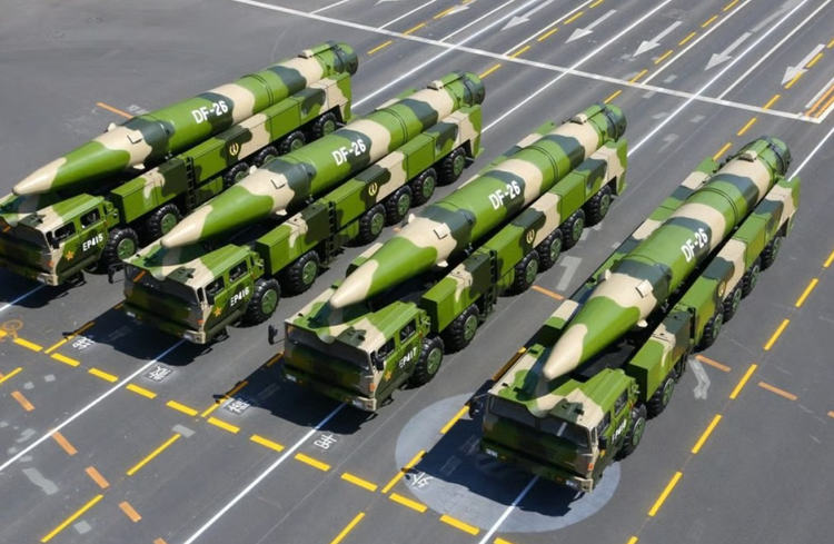 En comparación, el Oreshnik tiene similitudes con otros sistemas de misiles globales. Sus capacidades hipersónicas y su diseño de ojivas múltiples se asemejan al misil balístico antibuque DF-21D de China, que tiene un alcance de unos 1.500 km y está diseñado para evadir las defensas navales estadounidenses. A diferencia del DF-21D, que prioriza la precisión contra objetivos en movimiento, el Oreshnik parece estar optimizado para atacar infraestructura fija, como bases aéreas o centros de comando. En cambio, el arsenal de misiles de la OTAN, que incluye los misiles SM-6 y los Tomahawk estadounidenses, se centra en la flexibilidad y la integración con las plataformas aéreas y marítimas. Foto: @ EurAsian Times. 16.png