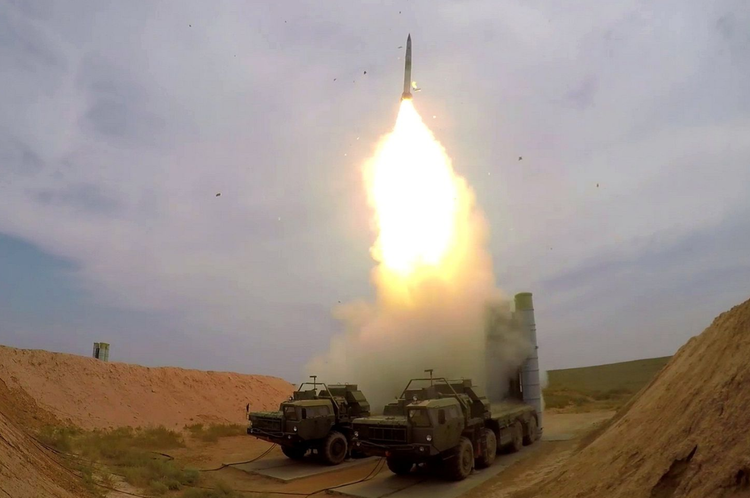 The 40N6 missile is also well suited for use with India's A-50 airborne early warning and control (AEW&C) aircraft and Su-30MKI fighters, as these aircraft have exceptionally large and powerful airborne radars, allowing them to 'see' deep into Pakistani airspace to guide the 40N6 missile to its target. Photo: @Wikipedia, the free encyclopedia. 9-3897.png