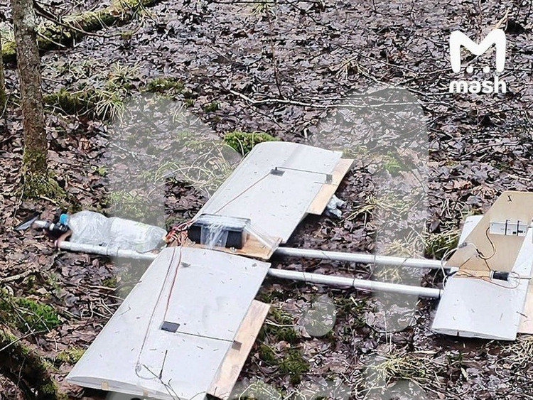 ជាមួយនឹង UAVs ត្រូវបានបិទឥតឈប់ឈរ ការស៊ើបការណ៍របស់អ៊ុយក្រែនគឺពឹងផ្អែកកាន់តែខ្លាំងឡើងលើទិន្នន័យពីលោកខាងលិច ជាពិសេសសហរដ្ឋអាមេរិក និងអង្គការណាតូ។ ប្រភពនៃការគាំទ្ររួមមានរូបភាពផ្កាយរណប UAVs យុទ្ធសាស្ត្រដែលប្រតិបត្តិការនៅខាងក្រៅអ៊ុយក្រែន និងប្រព័ន្ធឈ្លបយកការណ៍អេឡិចត្រូនិក។ មន្ត្រីសន្តិសុខរុស្ស៊ីបានសង្កត់ធ្ងន់ថា ប្រសិនបើក្រុងវ៉ាស៊ីនតោនឈប់ផ្តល់ព័ត៌មាន យោធាក្រុងគៀវនឹង “គ្មានអ្វីសោះ”។ 9-380.jpg