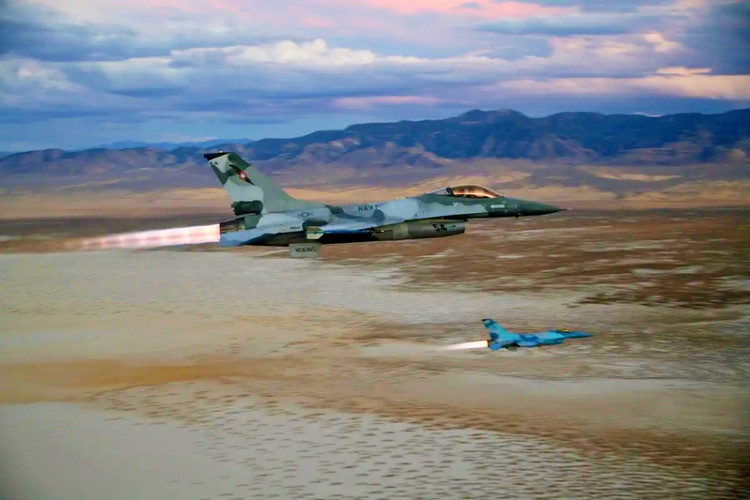 Seiring meluasnya persaingan geopolitik dari Indo-Pasifik hingga Arktik, intersepsi di ADIZ Alaska dipastikan akan semakin sering dan kompleks. Skuadron F-16 di Eielson terus bertugas sebagai pasukan garis depan, memastikan setiap potensi ancaman terdeteksi, dicegat, dan dicegat tepat waktu—menjaga perisai pertahanan Amerika Utara tetap utuh. 12-9782.jpg