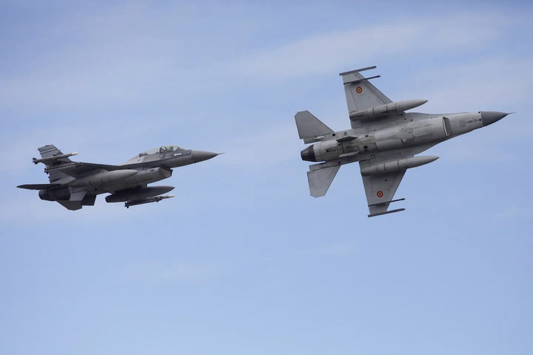 A key part of NATO's air defense strategy is to combine air attack capabilities with ground defense. Air defense missile launchers, early warning radars and centralized command systems are synchronized to direct combat squadrons effectively. 8.jpg