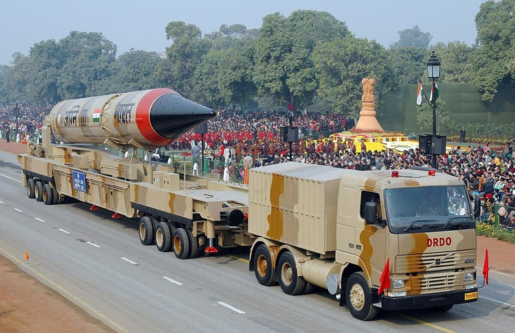 En comparaison régionale, l'Agni-5 est supérieur au Shaheen-III pakistanais (2 750 km) et seulement inférieur au DF-26 chinois (4 000 km) ou au DF-41 chinois (12 000 km). Bien qu'il n'atteigne pas la portée d'un ICBM, l'Agni-5 est néanmoins capable de couvrir l'ensemble du territoire chinois, réduisant ainsi l'écart stratégique entre les deux puissances nucléaires asiatiques. 5-anh-wikipedia.jpg
