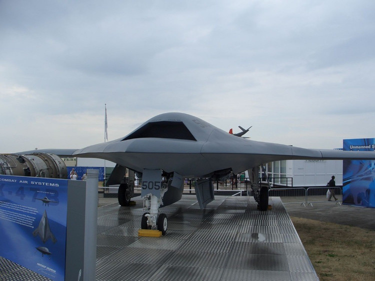 Allerdings bleiben viele Fragen zu der neuen Drohne in Malan offen. Handelt es sich um einen Prototyp für aerodynamische Tests, eine flugbereite Variante oder nur um eine Attrappe, um den feindlichen Geheimdienst zu täuschen? Obwohl letztere Möglichkeit nicht ausgeschlossen werden kann, glauben die meisten Experten, dass das Design Chinas neue Fortschritte in der Drohnentechnologie widerspiegelt. 11-9559.jpg