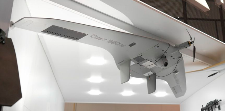 យន្តហោះ SKAT 350M UAV អាចនៅលើអាកាសបានរហូតដល់ 4 ម៉ោង និងត្រូវបានបំពាក់ដោយរចនាសម្ព័ន្ធពង្រឹងសម្រាប់ការចុះចតឆ័ត្រយោង។ វាត្រូវបានគេប្រើយ៉ាងទូលំទូលាយនៅលើដី និងនៅសមុទ្រ រួមទាំងប្រតិបត្តិការនៅសមុទ្រខ្មៅ។ រូបថត៖ @Kalashnikov Concern ។ 11.png