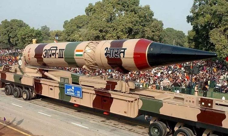 En termes de doctrine militaire, l'intégration d'un lanceur scellé et d'un véhicule mobile montre que l'Inde évolue vers un modèle de réponse rapide. L'Agni-5 peut être lancé en moins de cinq minutes, garantissant une capacité de riposte crédible, renforçant la dissuasion et rendant toute frappe préventive difficile. 7.jpg