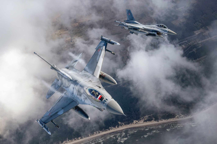 NATO troops have deployed backup forces and closely monitored air activities. Radar systems are activated to the maximum, allowing detection of UAVs and attack missiles at long range, and coordinating combat squadrons to prevent them in time. 3-anh-xcom.jpg