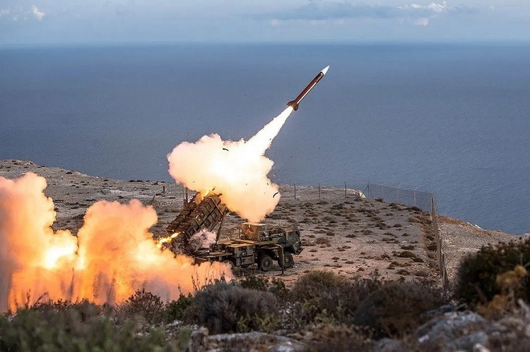 Los expertos afirman que la batalla entre los misiles Patriot y los rusos marca un punto de inflexión en la guerra moderna. Cada vez que un bando mejora su sistema, el otro responde con nueva tecnología. «Es una lucha sin fin entre los fabricantes de misiles y los de escudos», declaró un analista militar occidental. 11.jpg