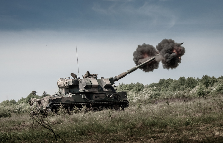 Darüber hinaus verfügt die K9 Thunder Selbstfahrlafette über ein fortschrittliches automatisches Feuerleitsystem (FCS), das die Auswahl und das Laden der passenden Munition anhand der Zielkoordinaten ermöglicht. Dieses System verkürzt die Reaktionszeit und erhöht die Genauigkeit. Foto: @MILMAG. 13.png