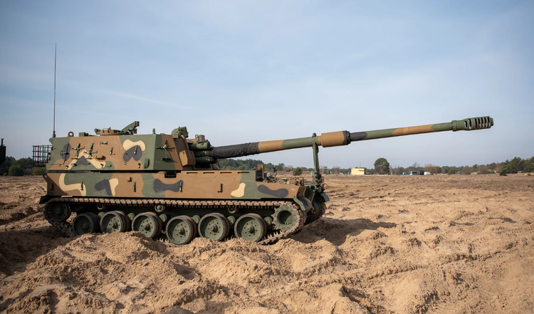 Die K9A2-Version verfügt über verbesserte Feuerrate, automatische Ladefähigkeit und weitere Artilleriefähigkeiten. Die Feuerrate wurde auf 10 Schuss pro Minute erhöht, und die Munition wird vertikal im Turm gelagert, wodurch mehr nutzbarer Raum im Chassis entsteht. Diese verbesserte Variante wird derzeit getestet. Das experimentelle Entwicklungsprogramm wird von Hanwha Defense und der Agency for Defense Development (ADA), einer Forschungs- und Entwicklungsorganisation der südkoreanischen Regierung, durchgeführt. Foto: @ Asian Military Review. 3-2163.png
