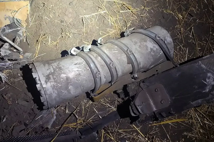 لغم PTM-3 عبارة عن مقذوف صغير وخفيف الوزن مغلف بالبلاستيك. مزود بفتيل مغناطيسي مصمم للانفجار عند اقتراب مركبة منه أو اصطدامها به. الصورة: @ الجزيرة. 6-4456.png