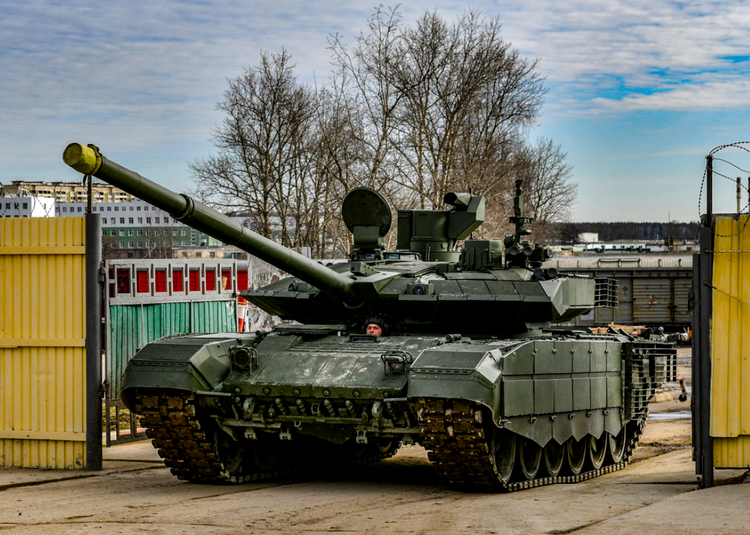 Танк Т-90М «Прорыв» представляет собой вершину развития российской бронетанковой техники, оснащённый усовершенствованной динамической защитой «Реликт», модернизированными системами управления огнём и повышенной живучестью против современных противотанковых управляемых ракет. Фото: @Wikipedia. 1-7363.png